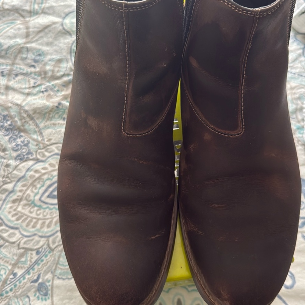 Used MEN'S SLIP-ON TOE BOOTS.